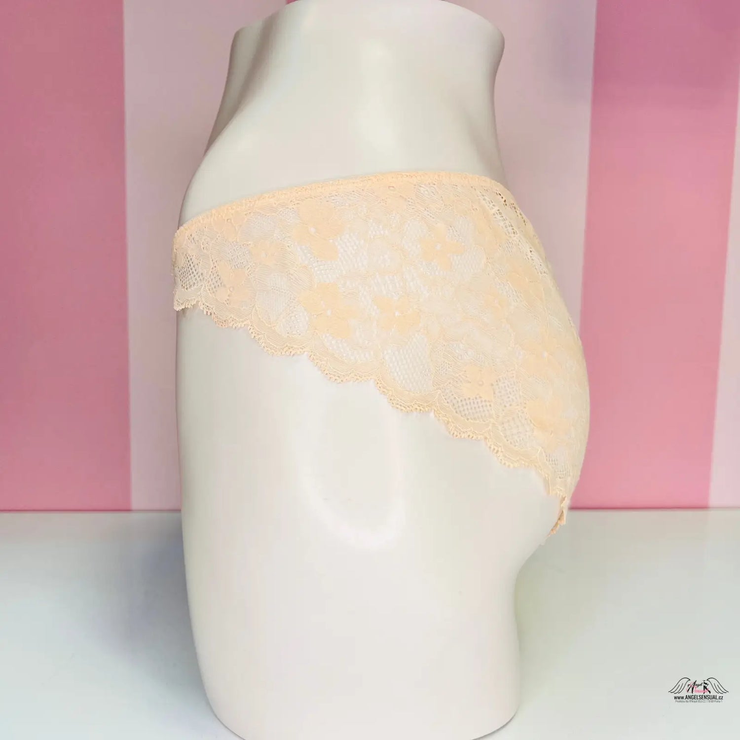 Bílá figurína s luxusními kalhotkami Victoria’s Secret s žlutou krajkou