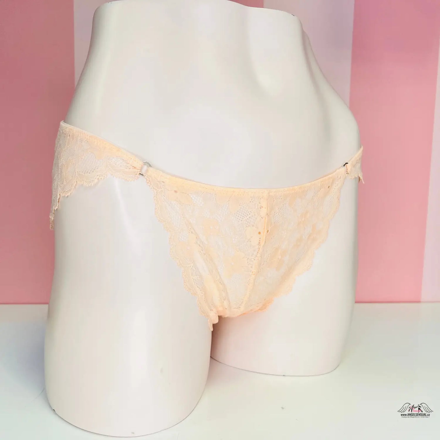 Manekýn s luxusními kalhotkami Victoria’s Secret s žlutou krajkou