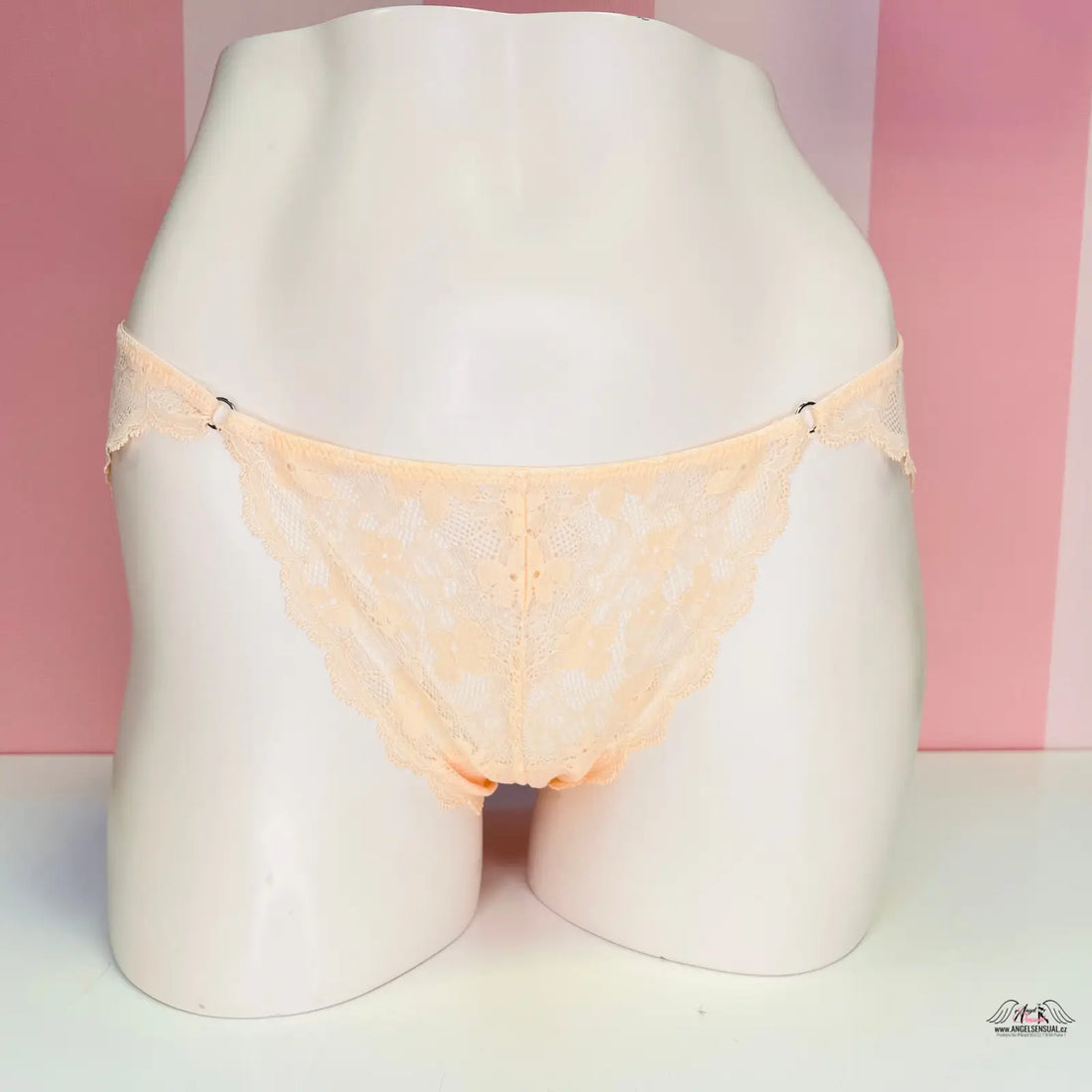 Bílá figurína s luxusními kalhotkami Victoria’s Secret s žlutou krajkou