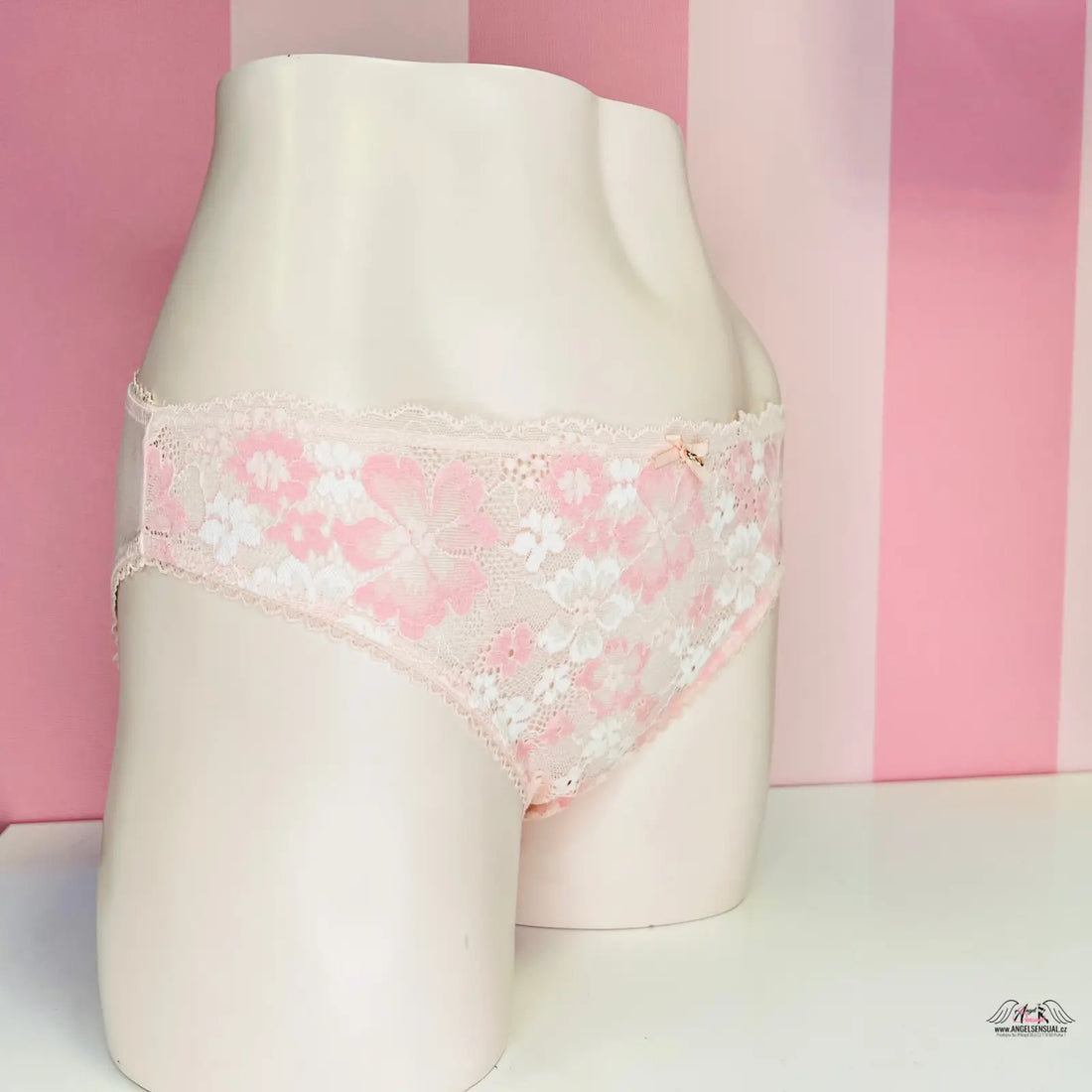 Luxusní jemné kalhotky Victoria’s Secret s elastickou krajkou na modelu