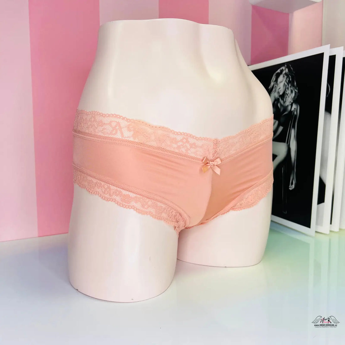 Pink jemnou krajkou lesklé kalhotky Victoria’s Secret na figuríně pro speciální příležitosti