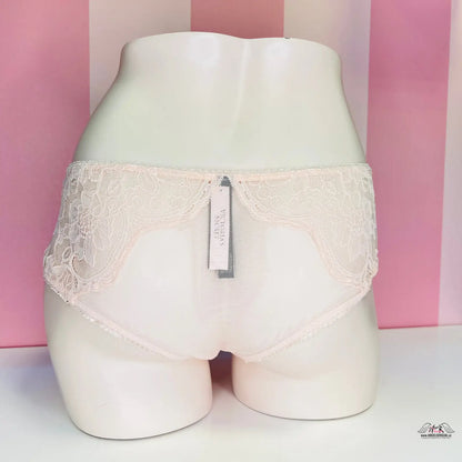 Jemné krajkové kalhotky Victoria’s Secret s elastické krajky na figuríně