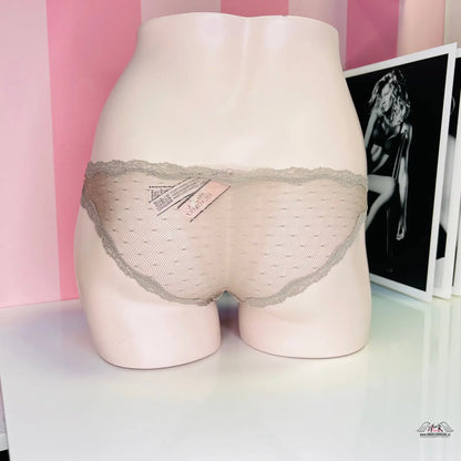 Mannequin torso v bílých krajkových síťovaných kalhotkách Victoria’s Secret Kalhotky s Krajkou