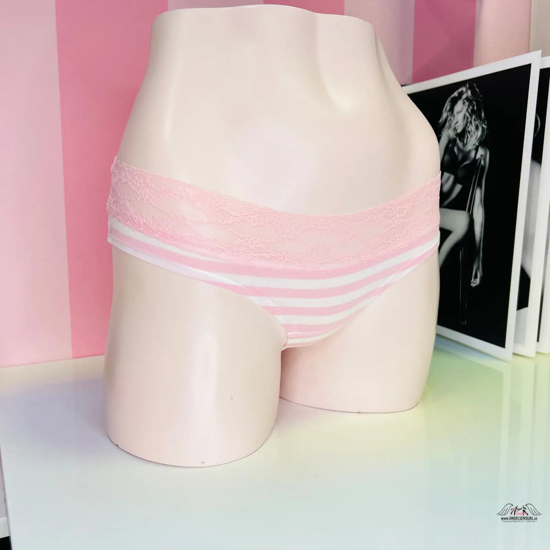 Mannequin torso v růžovo-bílé pruhované elegantní bavlněné kalhotky s vyšším pasem