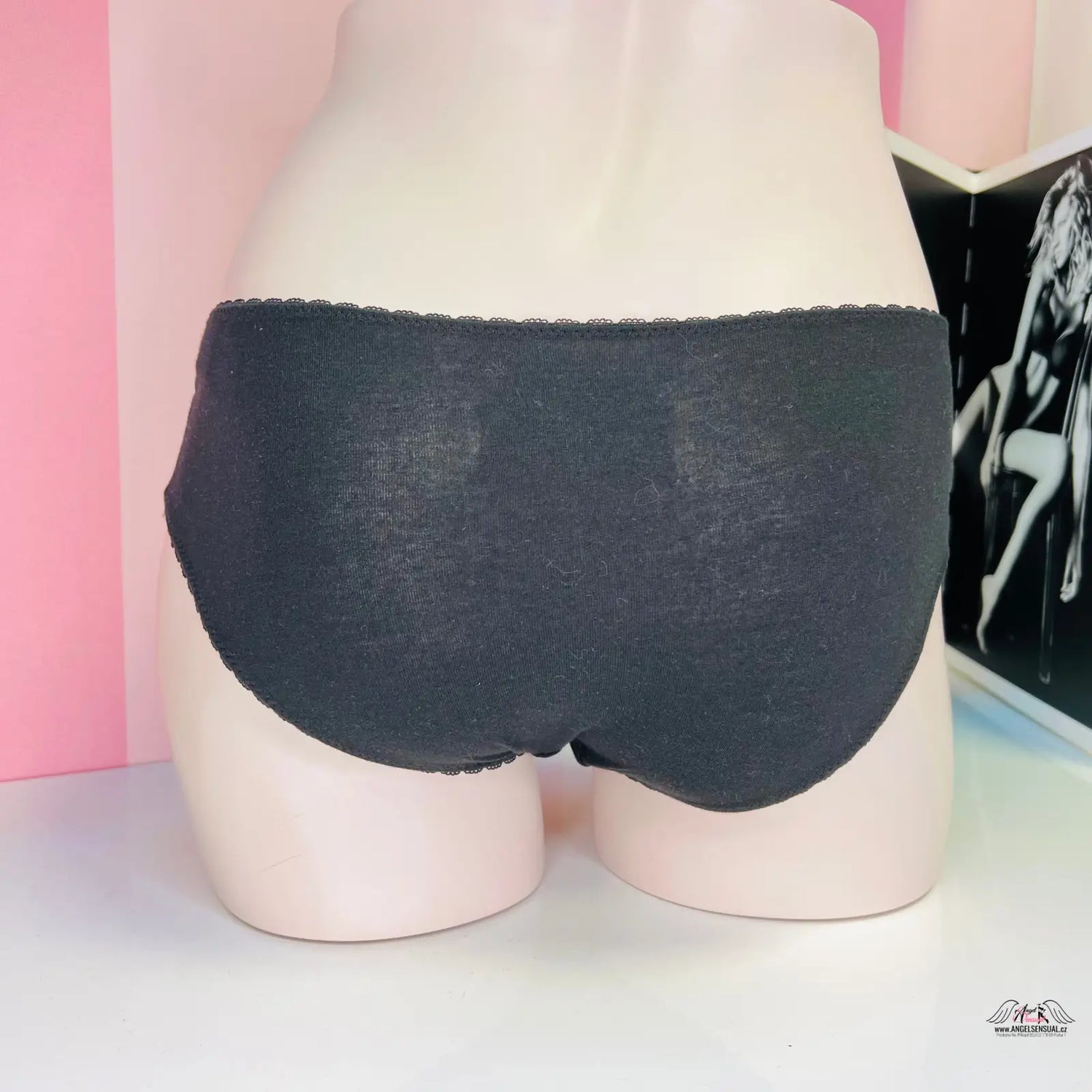 Obrázek Black lace-trimmed underwear z kolekce Victoria’s Secret Kalhotky s Krajkou, příjemné bavlněné kalhotky