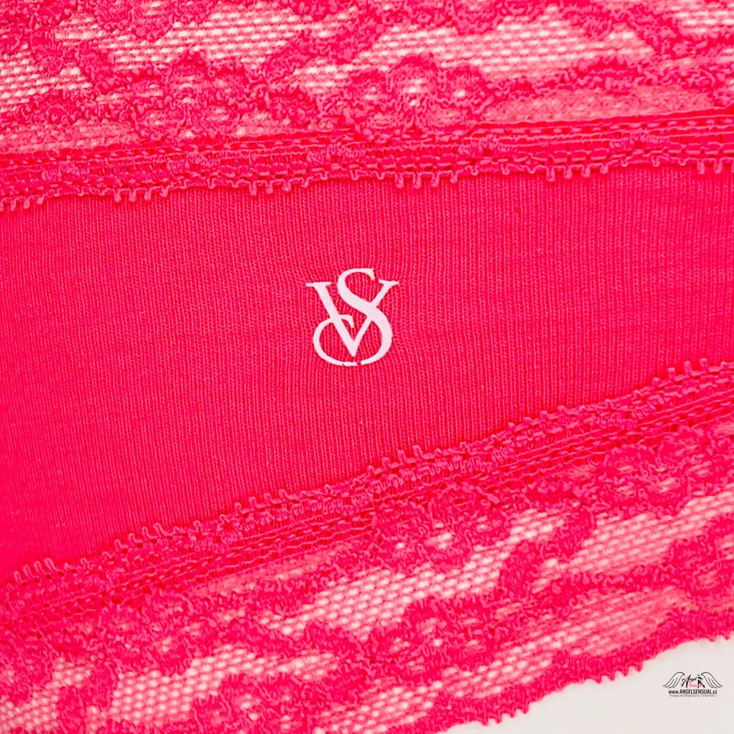 Pohodlné cheeky nižšího střihu s růžovou krajkou na Victoria’s Secret Kalhotky s Krajkou