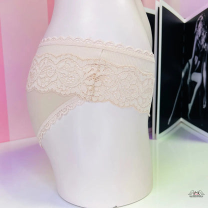 Bílá krajková podprsenka s krajkovými bikiny kalhotkami ve Victoria’s Secret Kalhotky s Krajkovými Detaily