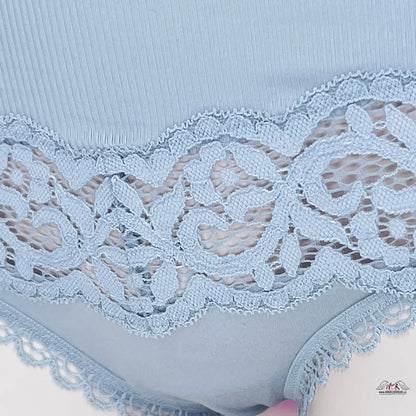 Žena v modrých krajkových bikiny kalhotkách Victoria’s Secret Kalhotky s Krajkovými Detaily