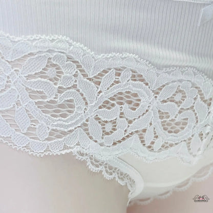 Bílé krajkové bikiny kalhotky Victoria’s Secret s detailní krajkou