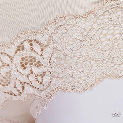 Detailní záběr na bílou krajkovou podprsenku z kolekce Victoria’s Secret Kalhotky s Krajkovými Detaily