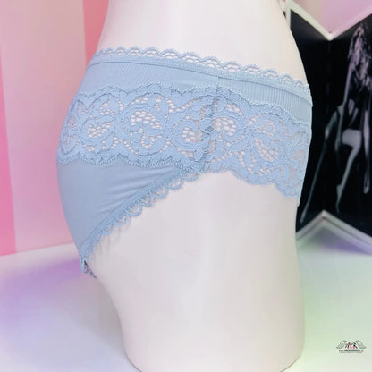 Bílá manekýnka s modrými krajkovými bikiny kalhotkami v produktu Victoria’s Secret Kalhotky s Krajkovými Detaily