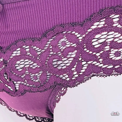 Detailní záběr na fialové krajkové bikiny kalhotky Victoria’s Secret Kalhotky s Krajkovými Detaily
