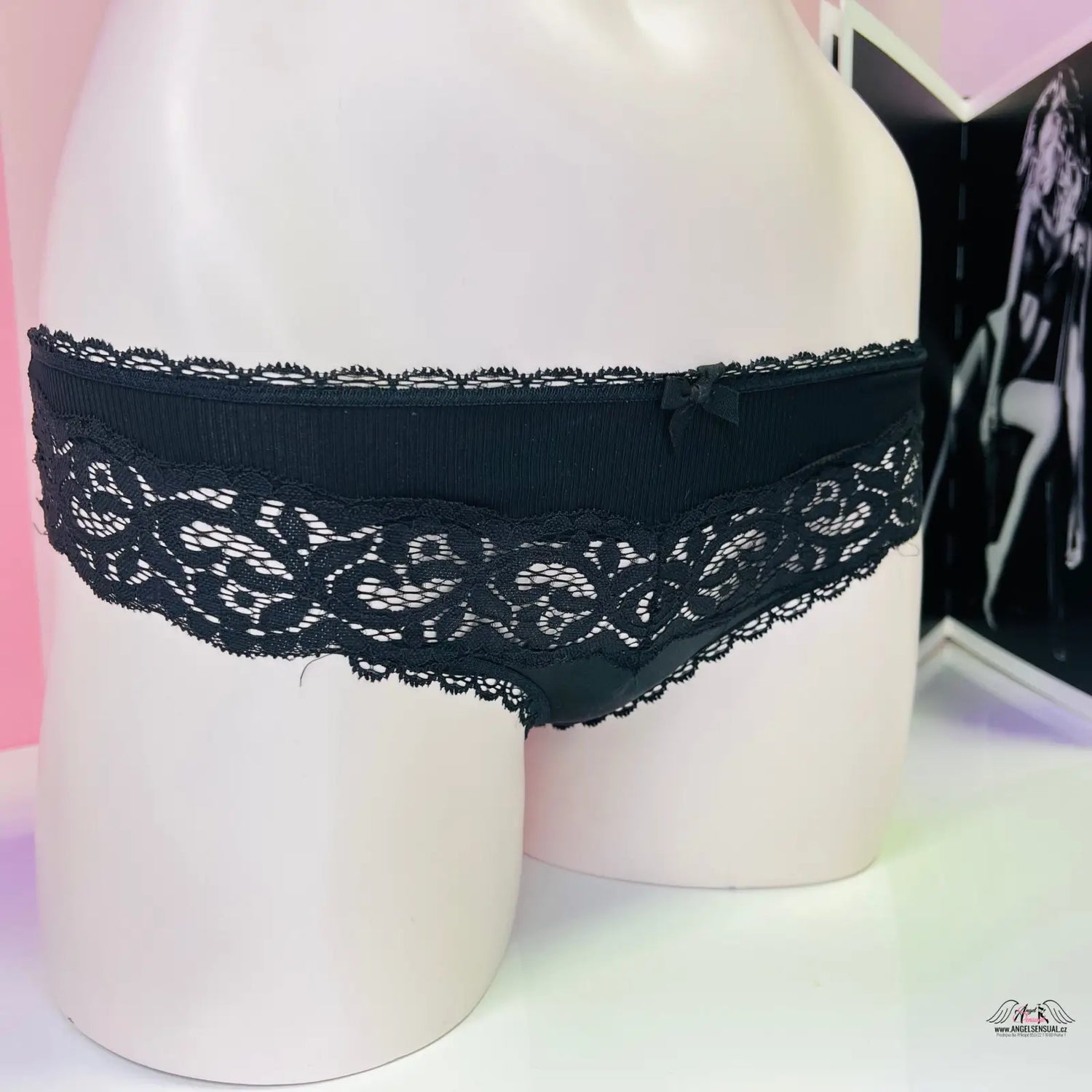 Černé kalhotky Victoria’s Secret s krajkovými detaily a bílou krajkou, krajkové bikiny