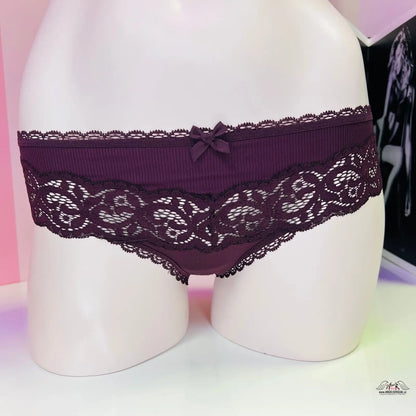 Ženské krajkové bikiny kalhotky s mašlí v produktu Victoria’s Secret Kalhotky s Krajkovými Detaily