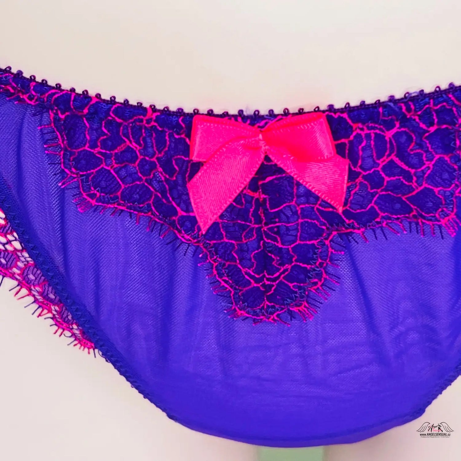 Hluboce vykrojené dámské kalhotky Victoria’s Secret s růžovým krajkovým lemem a mašličkou