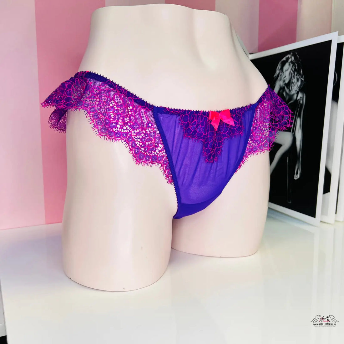 Hluboce vykrojené dámské kalhotky Victoria’s Secret s krajkovými volánky a mašličkou