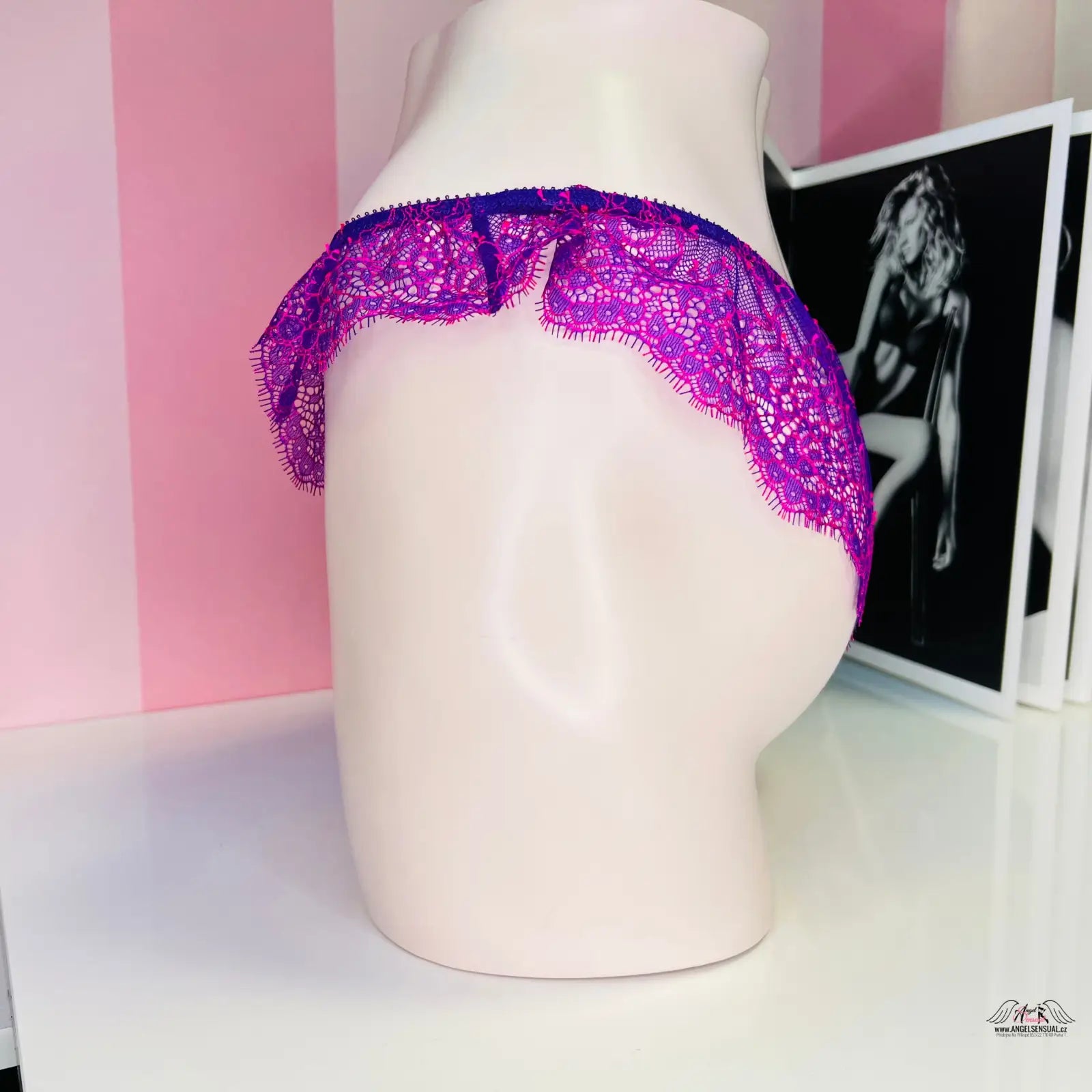 Hluboce vykrojené kalhotky Victoria’s Secret s krajkovými volánky a mašličkou