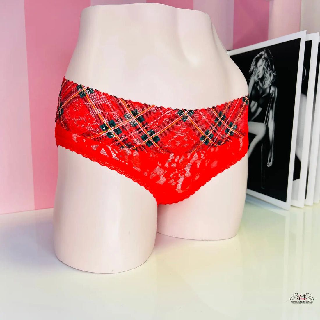 Red plaid elegantní celokrajkové kalhotky s květinovým vzorem na manekýně