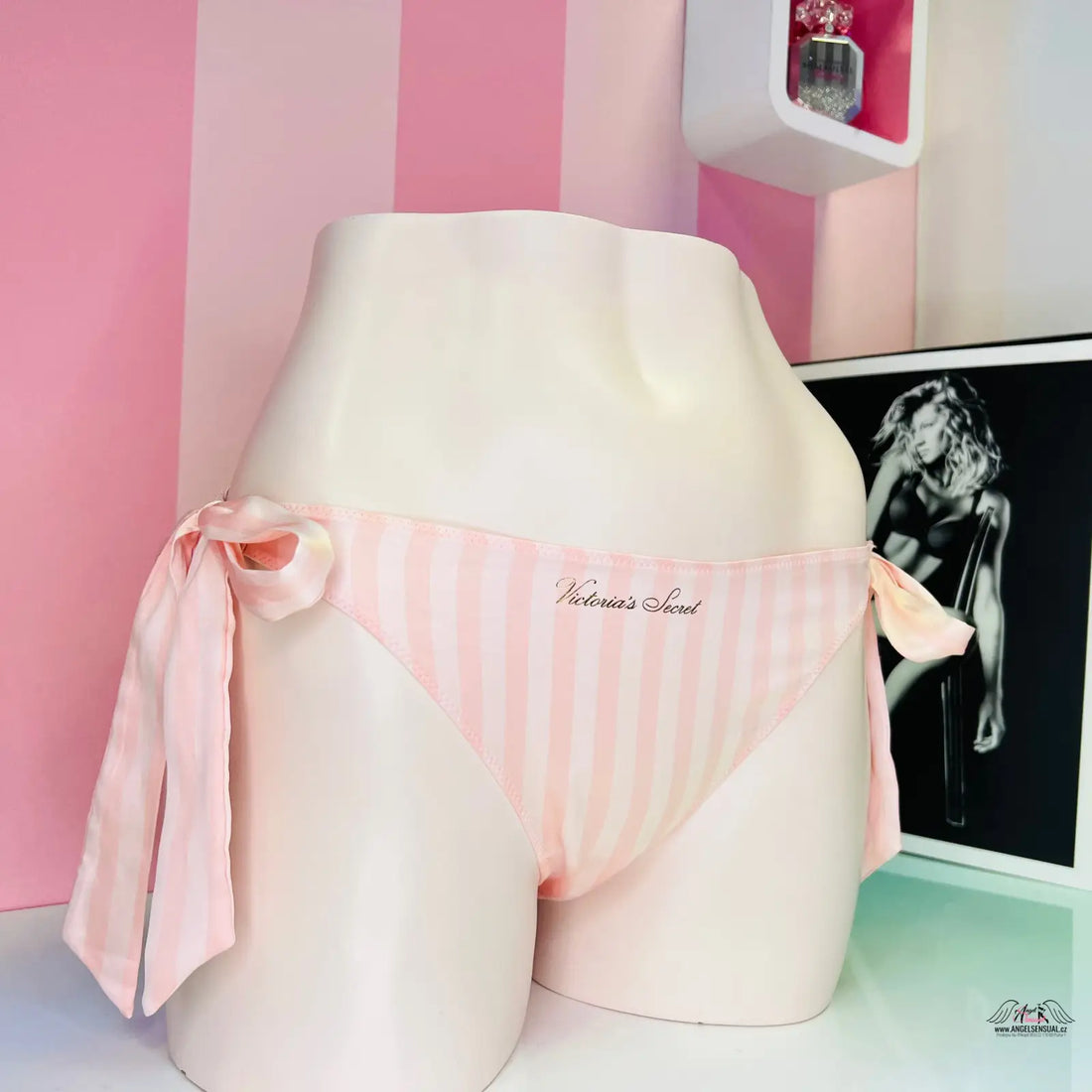 Ikonické kalhotky s mašlemi a pozlaceným nápisem na přední straně