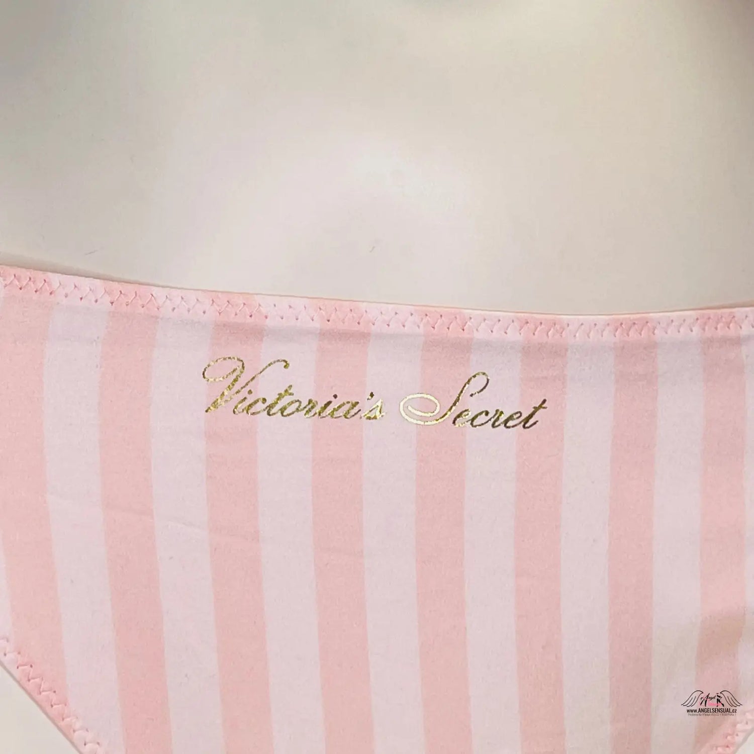 Ikonické kalhotky s růžovo-bílým pruhem, zlatým nápisem a mašlemi, apparel &amp; accessories