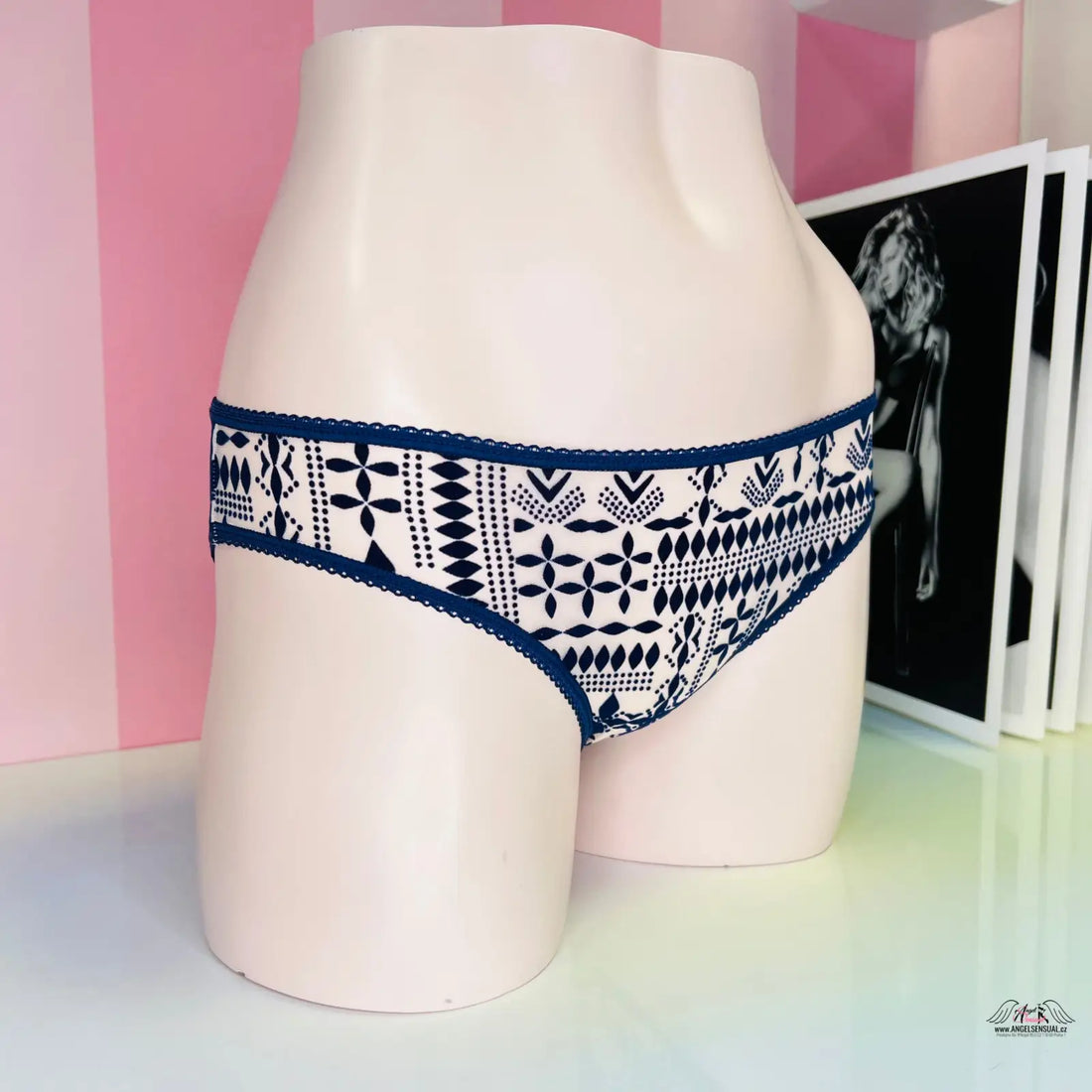 Ženské průsvitné síťované kalhotky Victoria’s Secret s jemnými ornamenty pro zvláštní příležitosti