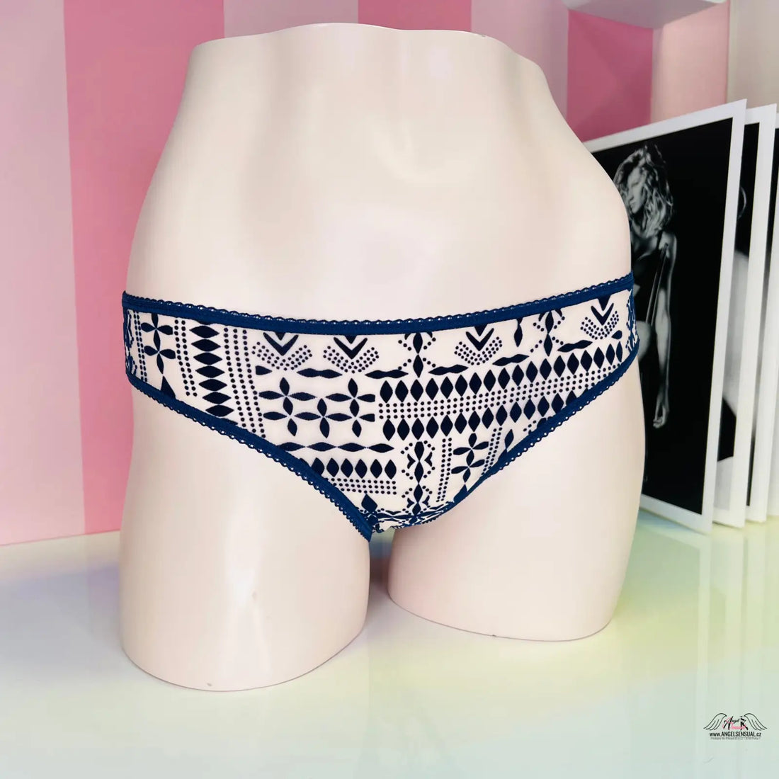 Ženské průsvitné síťované kalhotky Victoria’s Secret s jemnými ornamenty na zvláštní příležitosti
