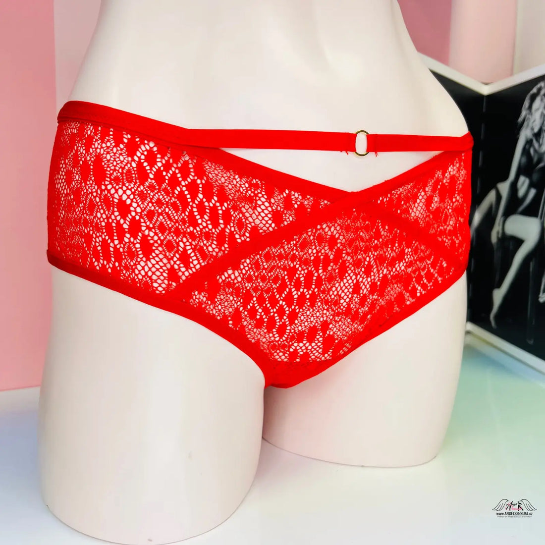 Red lace kalhotky s ozdobnými pásky a zlatou ozdobou s zlatým kroužkem