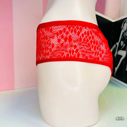 Red lace underwear with ozdobnými pásky and zlatou ozdobou featuring zlatým kroužkem