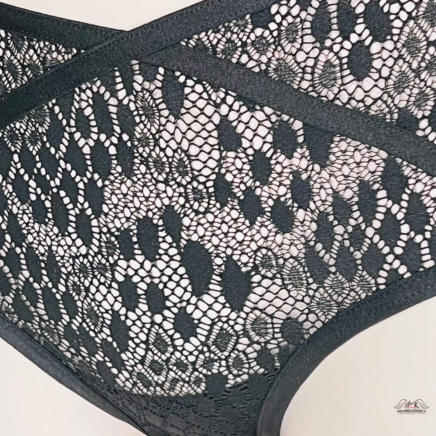 Black lace kalhotky s ozdobnými pásky a zlatou ozdobou s zlatým kroužkem