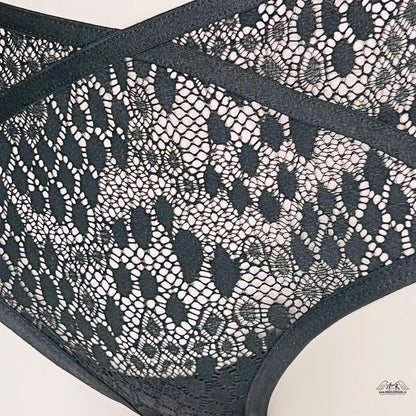 Black lace kalhotky s ozdobnými pásky a zlatou ozdobou s zlatým kroužkem