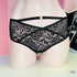 Black lace kalhotky s ozdobnými pásky a zlatým kroužkem, elegantní a sexy