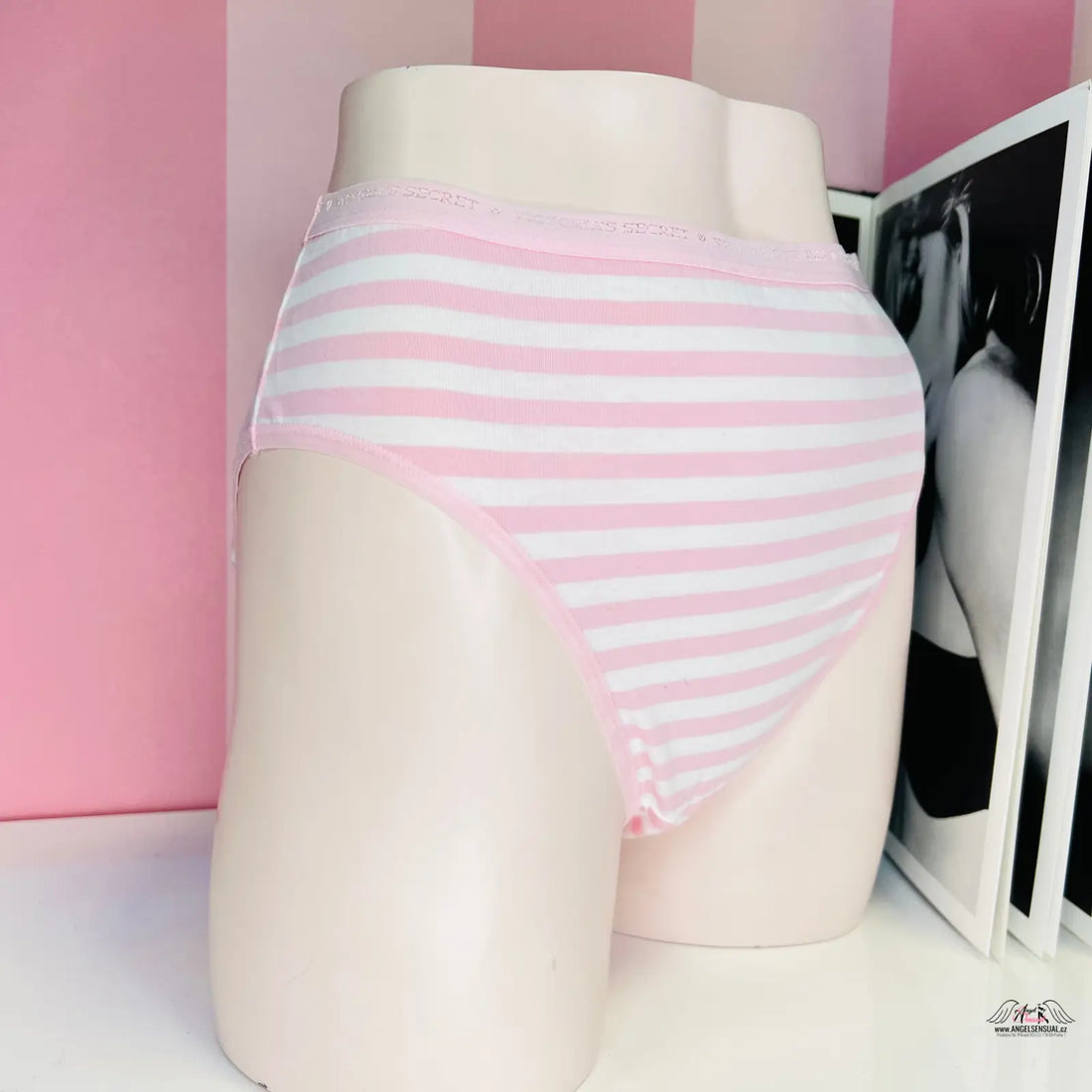Žena v růžovo-bílé pruhované kalhotky s mírně vyšším pasem od Victoria’s Secret