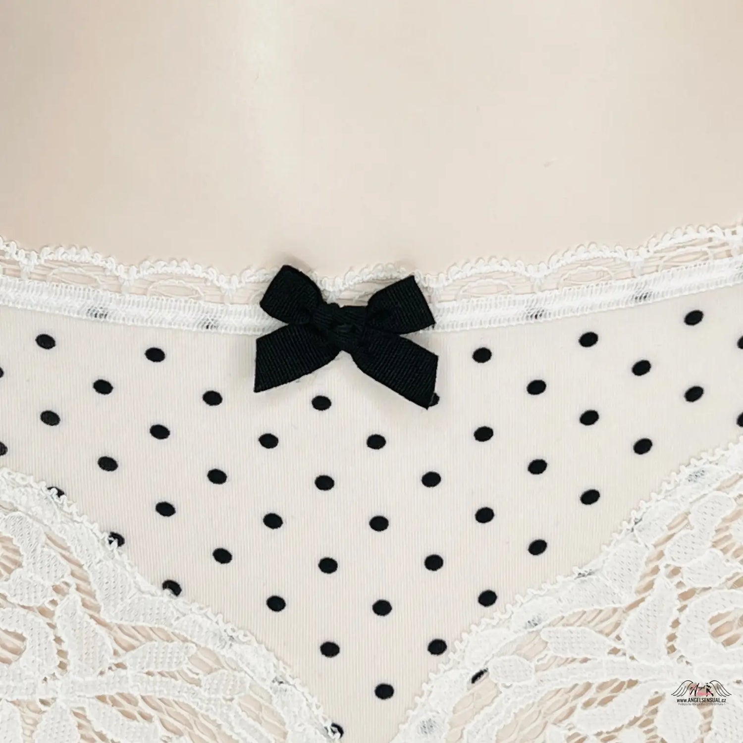 Krajkové kalhotky bikini Victoria’s Secret s puntíky a černým motýlkem, whispers of luxury