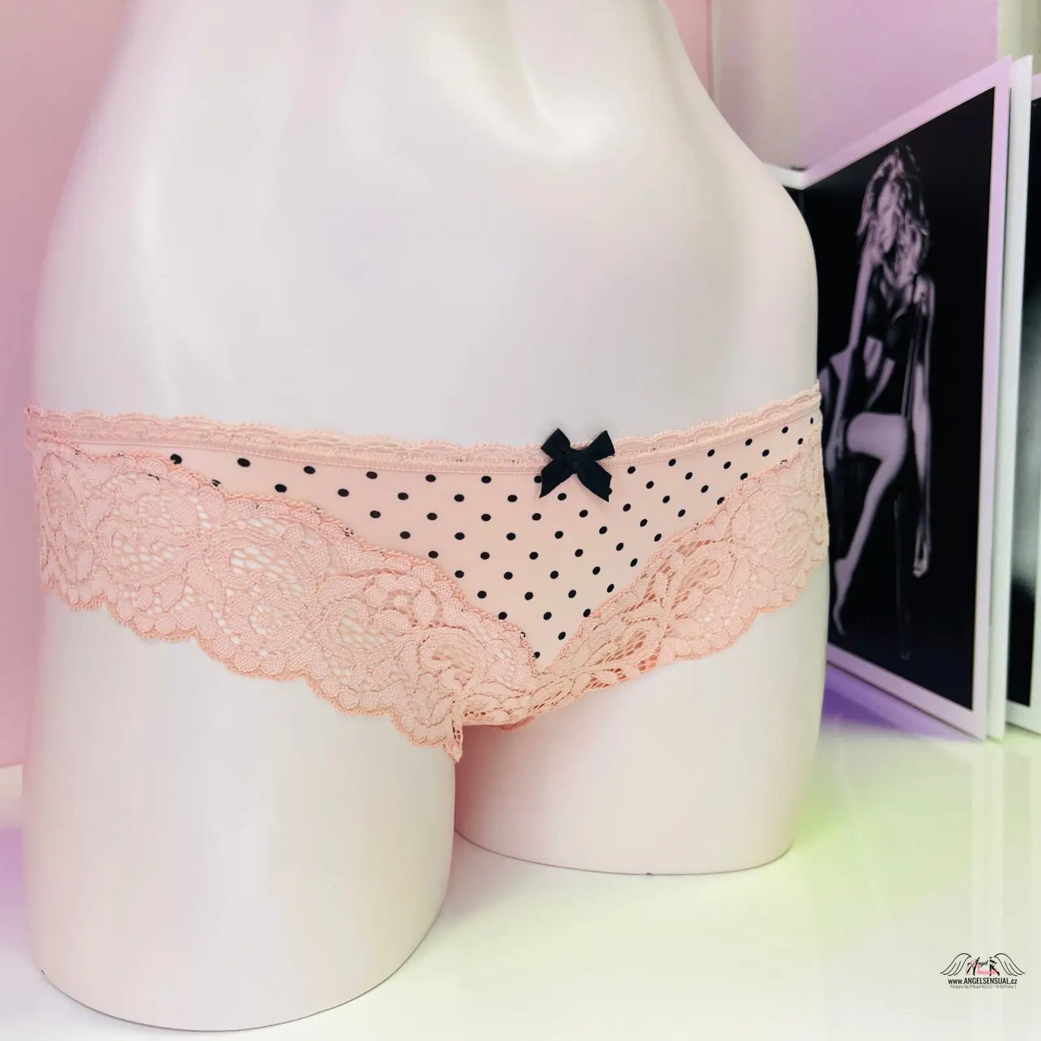 Krajkové kalhotky bikini Victoria’s Secret s puntíky a mašlí, whispers of luxury
