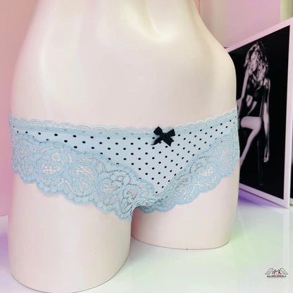 Mannequin s krajkové kalhotky bikini s puntíky od Victoria’s Secret, whispers of luxury