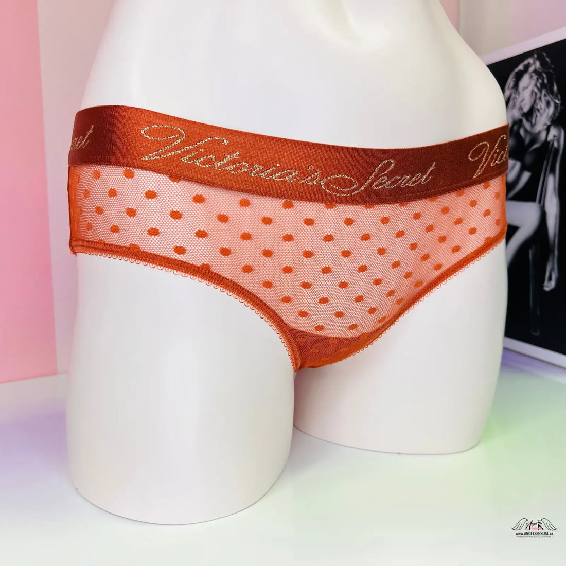 Luxusní síťované kalhotky Victoria’s Secret s červenými puntíky a zlatým nápisem