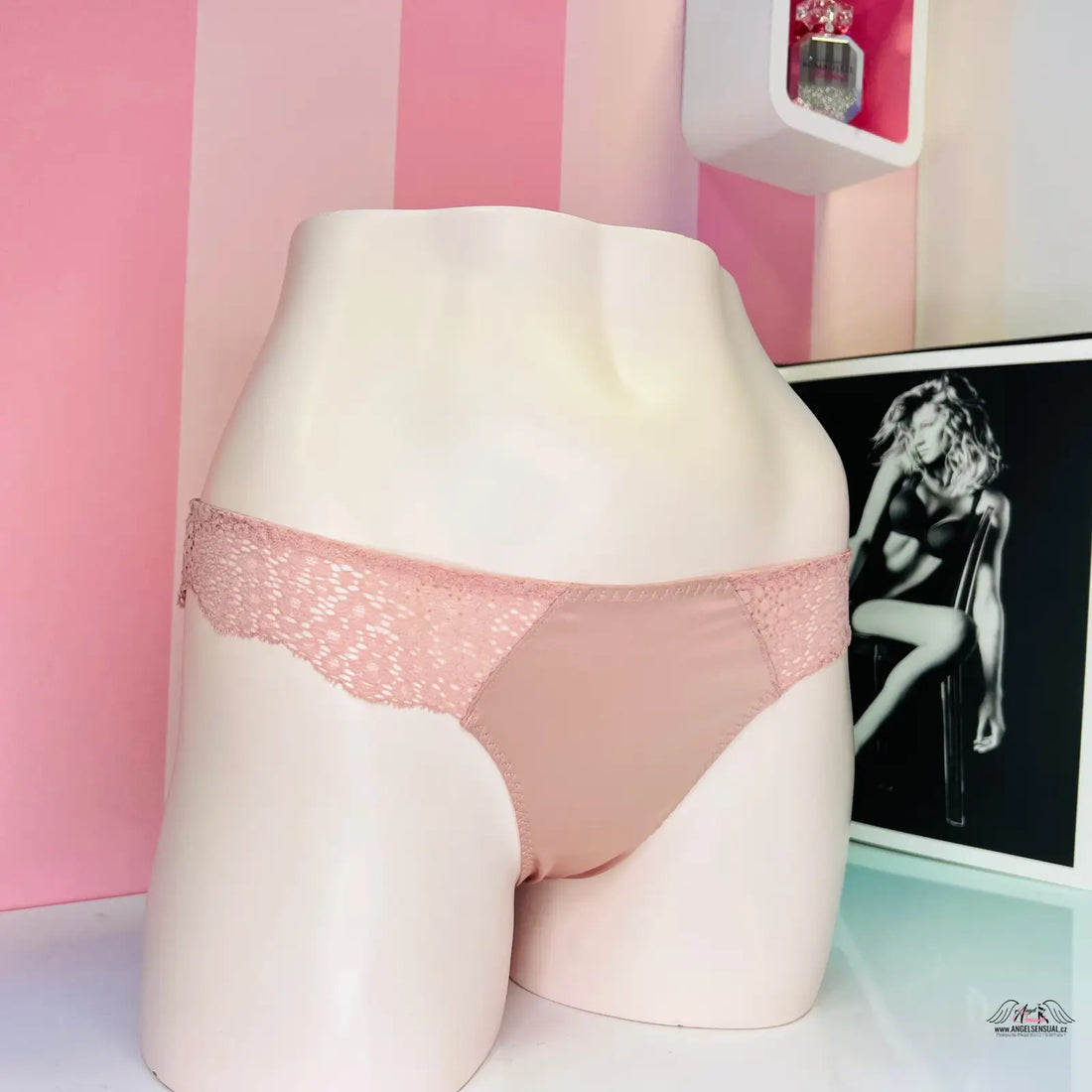 Bílé síťované kalhotky s růžovými detaily a vázáním na mašličku na mannequin