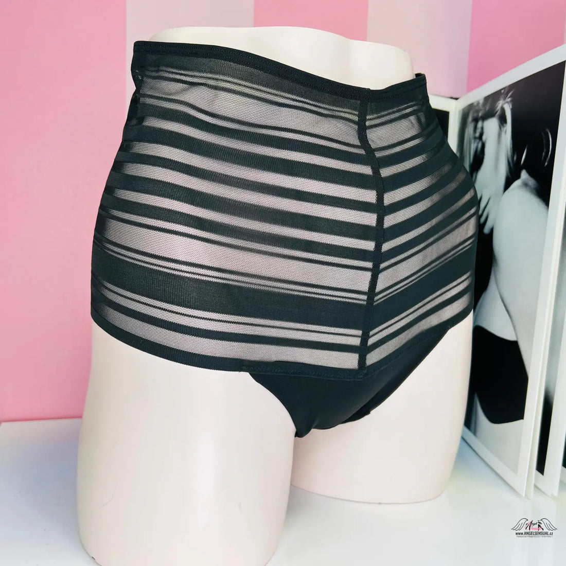 Manne s luxusní lehce průsvitná tanga s velmi vysokým pasem ve stylu Victoria’s Secret