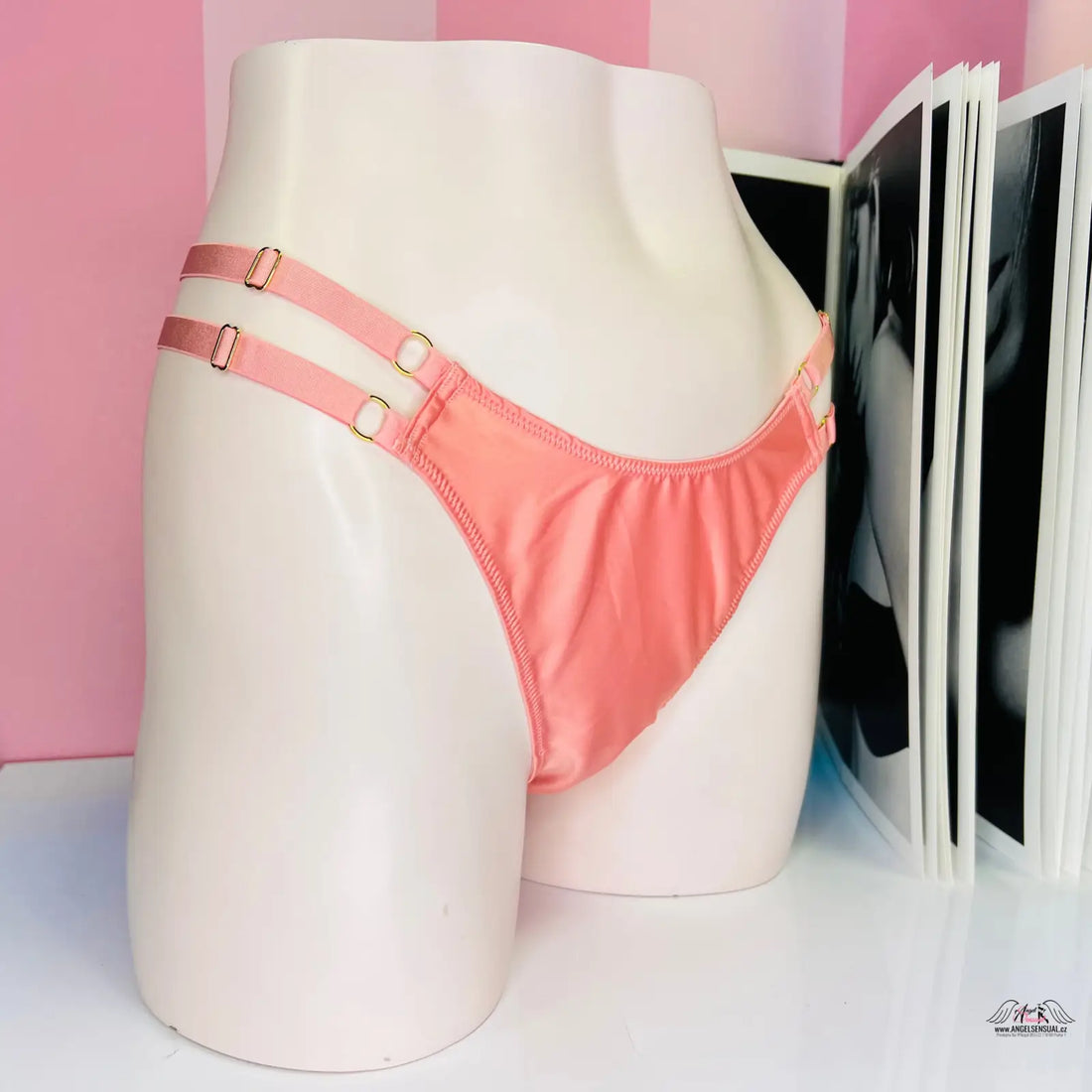 Žena v růžových kalhotkách s vysokým pasem a knihou, Victoria’s Secret spodního prádla