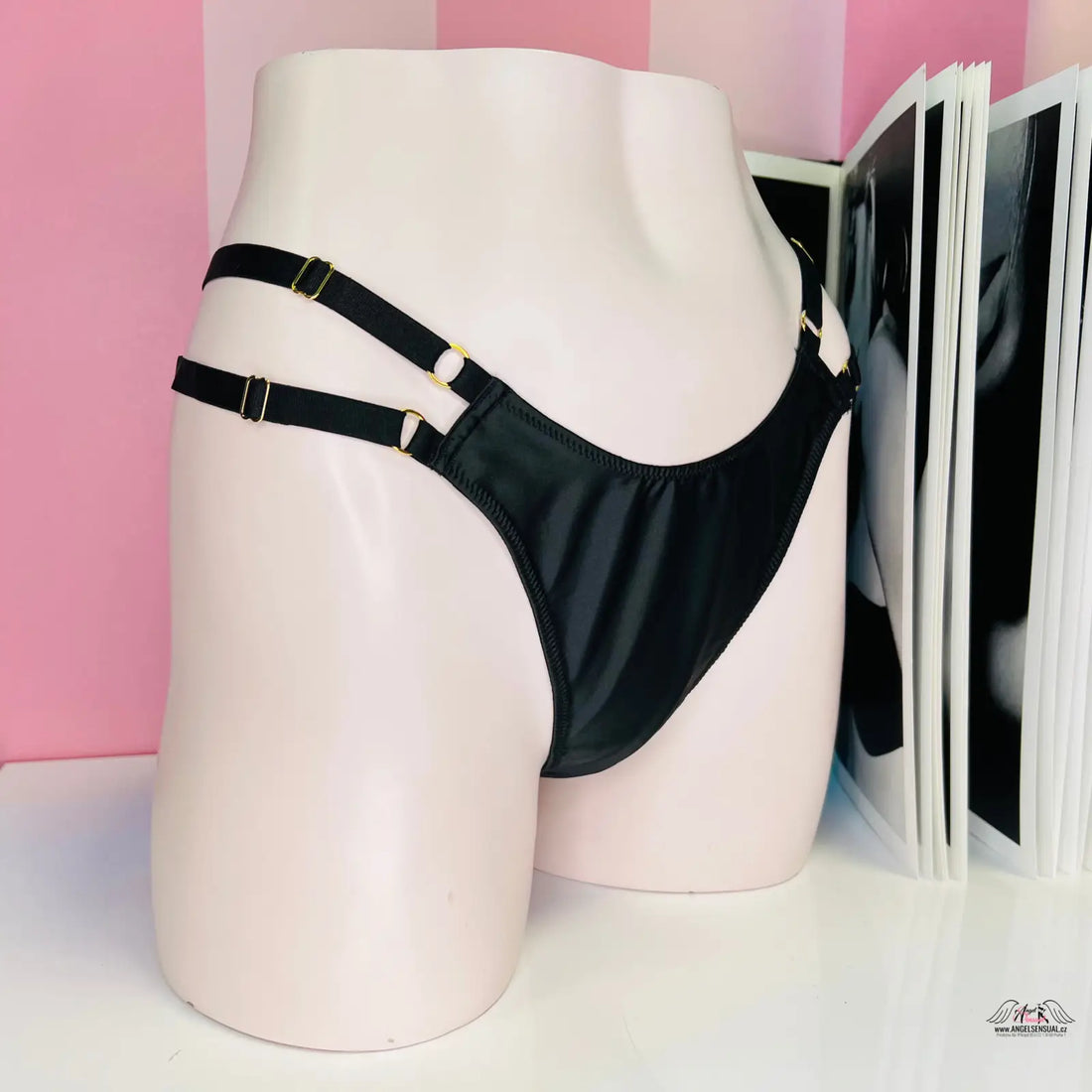 Černé kožené kalhotky s vysokým pasem a zlatou sponou, spodního prádla