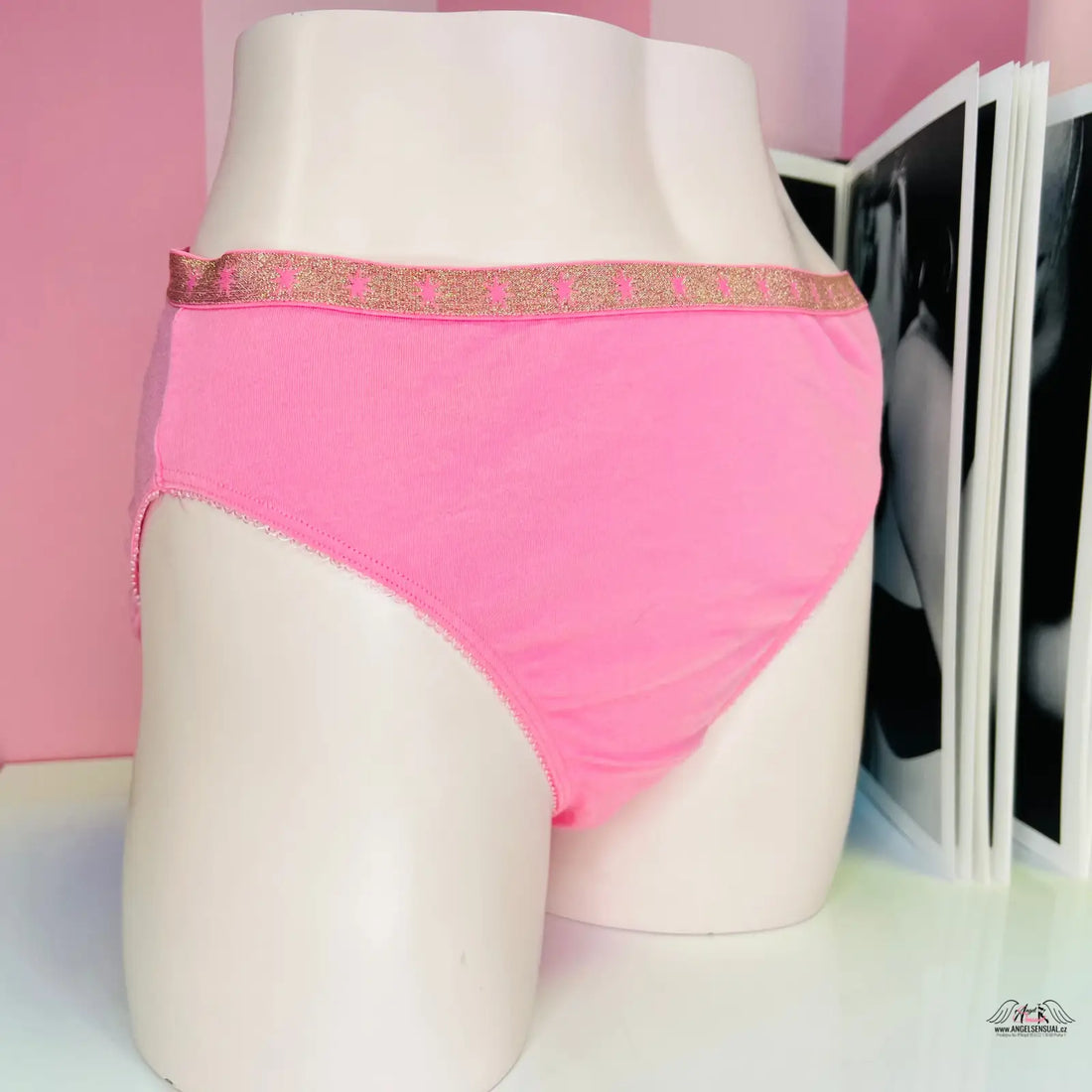 Pinkové kalhotky s vysokým pasem Victoria’s Secret s třpytivým pasem na figuríně