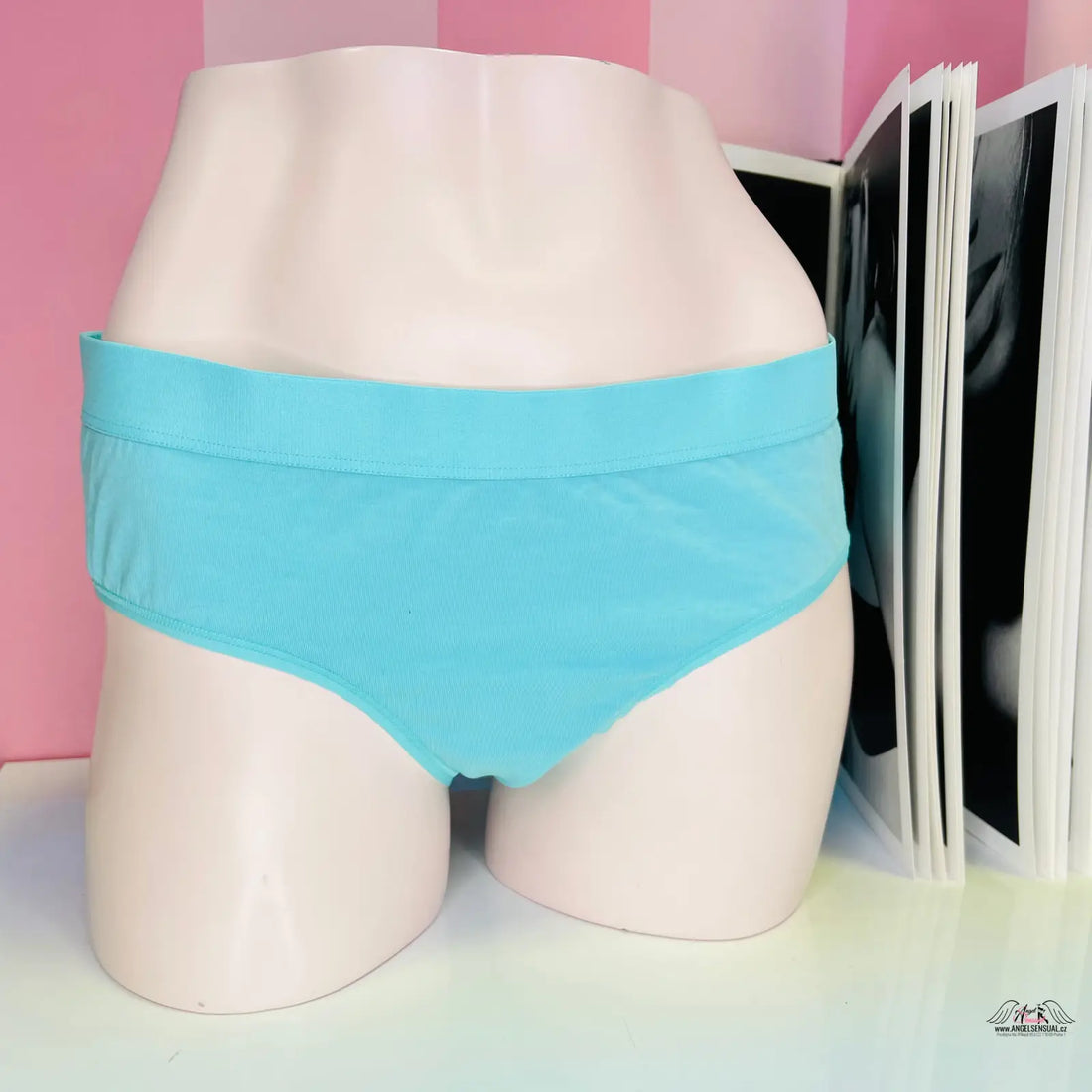 Light blue vyšším pasem kalhotky na figuríně, ideální pro pohodlí a styl