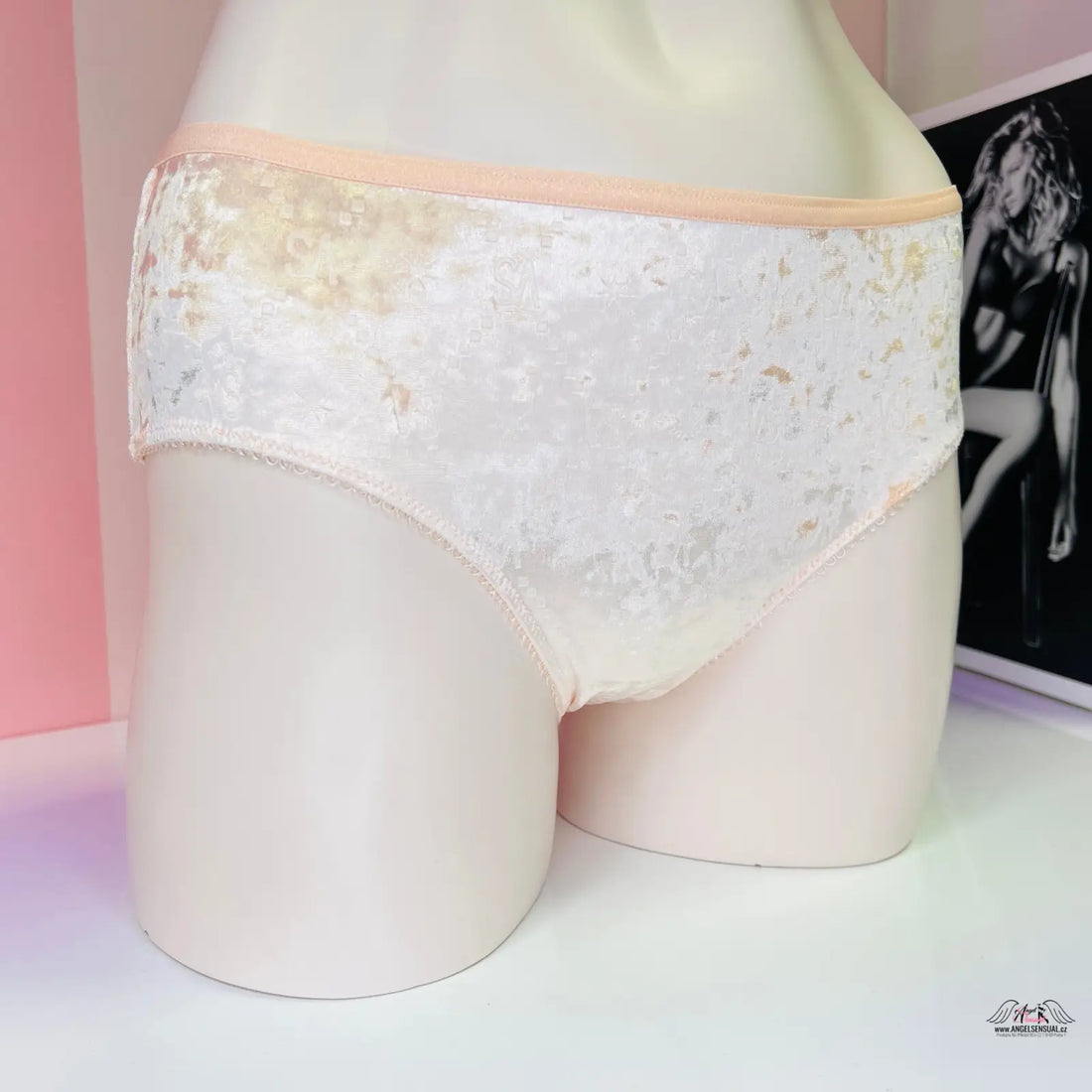 Stylové semišové kalhotky Victoria’s Secret Zlaté slipy s růžovým pasem