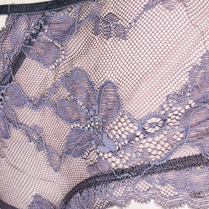 Delikátní elastické krajkové kalhotky Victoria’s Secret s fialovým květinovým krajkovým vzorem