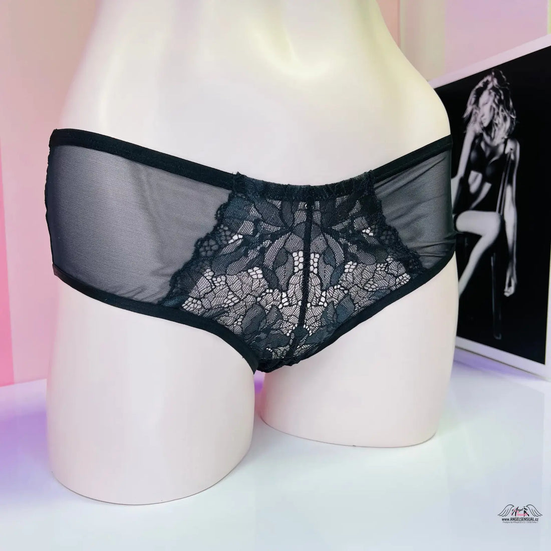 Black lace a průhledné síťované kalhotky s jemnými krajkovými detaily na figuríně