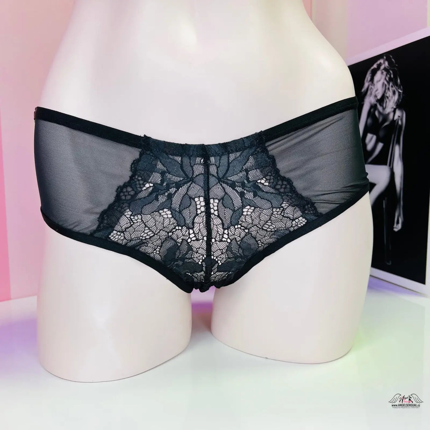 Black lace and sheer kalhotky s krajkovými detaily na mannequin formě