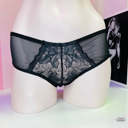Black lace and sheer kalhotky s krajkovými detaily na mannequin formě