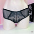 Black lace and sheer kalhotky s krajkovými detaily na mannequin formě