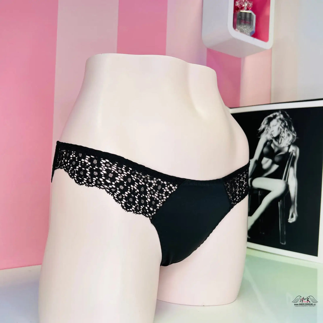 Manne s černou krajkou a šněrováním vzadu, velmi elegantní kalhotky Victoria’s Secret