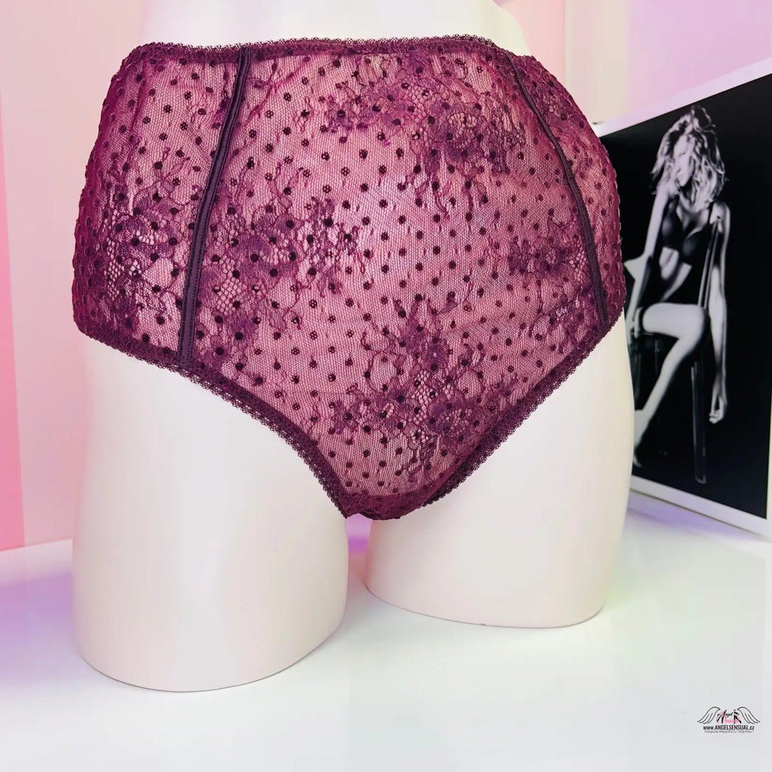 Burgundy síťované tanga s vysokým pasem od Victoria’s Secret s puntíkovým vzorem
